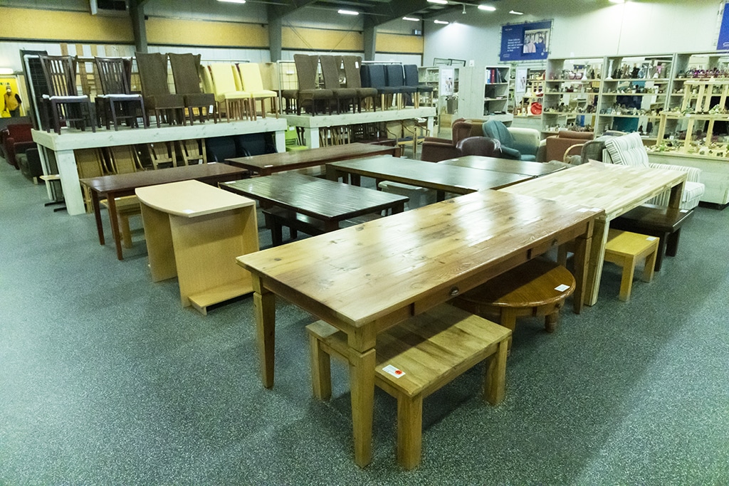 Impressie van tafels en stoelen in de winkel van Vindingrijk