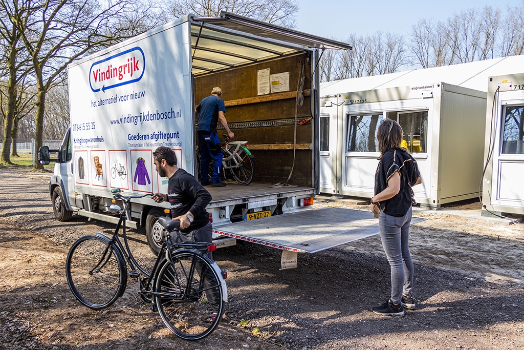 Fietsen worden geleverd bij COA (Centraal Orgaan opvang Asielzoekers)