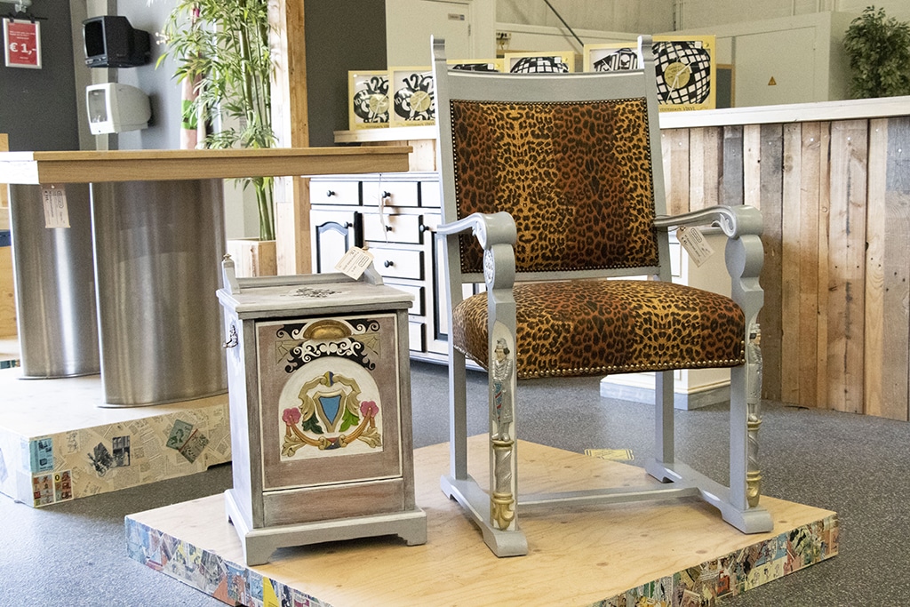 Impressie van een zelfgemaakte stoel en kast in de winkel bij Vindingrijk