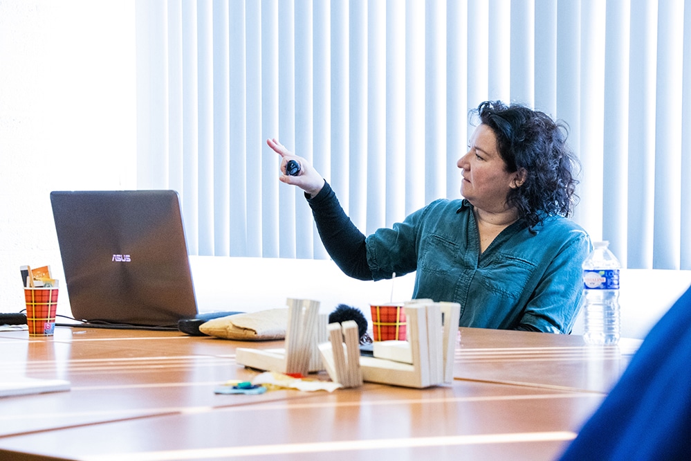 Mevrouw geeft training aan ons personeel