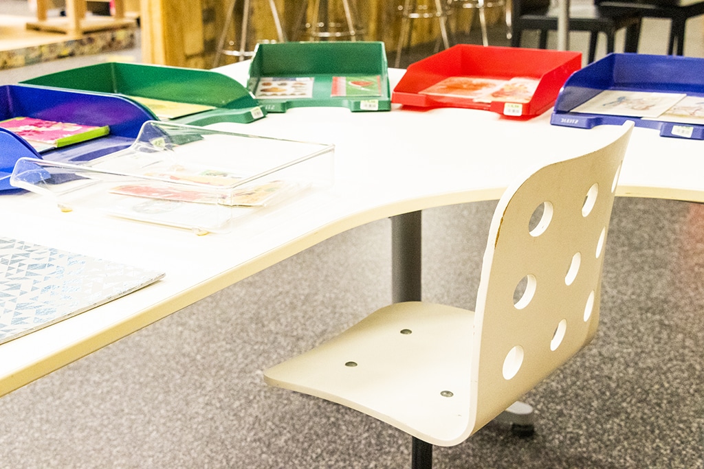Bureaustoel achter een bureautafel