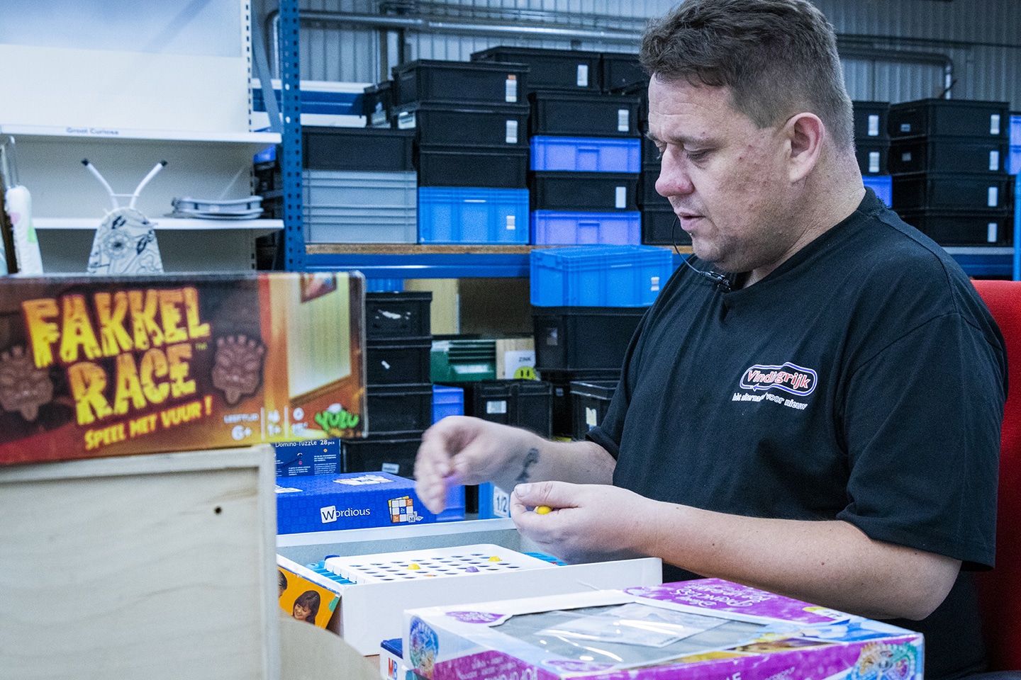 Op de foto controleert allrounder Theo speelgoed in het magazijn