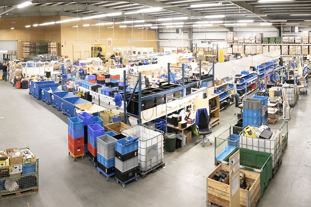 Op de foto zie je een overzicht van ons magazijn.