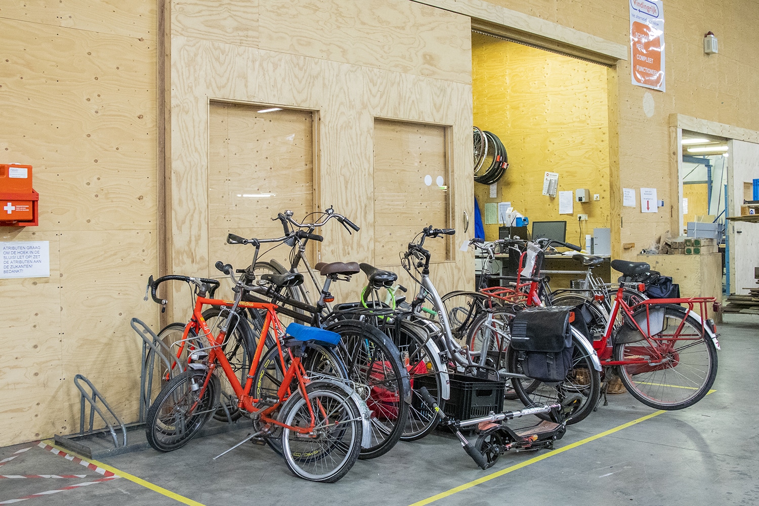 Op de foto zie je een klein aantal fietsen staan die staan te wachten om gerepareerd te worden.