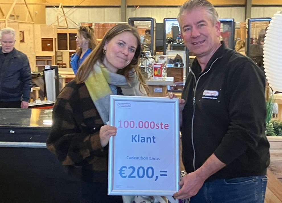 Op de foto de 100.000ste bezoeker. Ze kreeg een cadeaubon ter waarde van €200,- en een mooie bos bloemen.