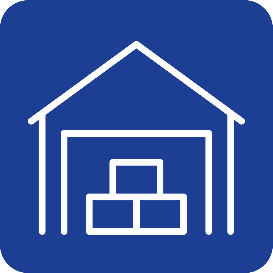 Op de afbeelding zie je een blauwe achtergrond met een huis en garagedeur op de voorgrond. In het huis staan drie boxen.