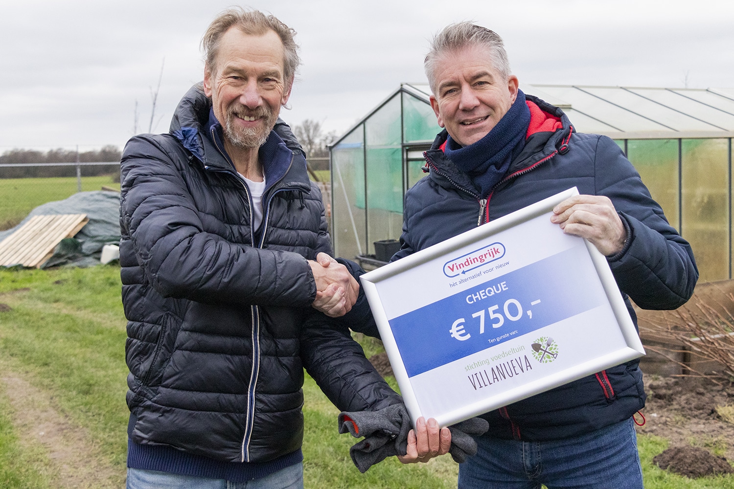 Op de foto overhandigt unitmanager Marco van Overbeek een cheque van €750,- aan voorzitter Ton Heine van Stichting Voedseltuin Villanueva